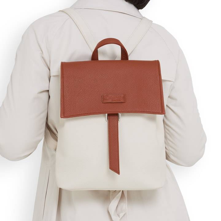 Remonte Artikelnummer Q0526-60 remonte Rucksack reinweiß-schokobraun Sonderangebot